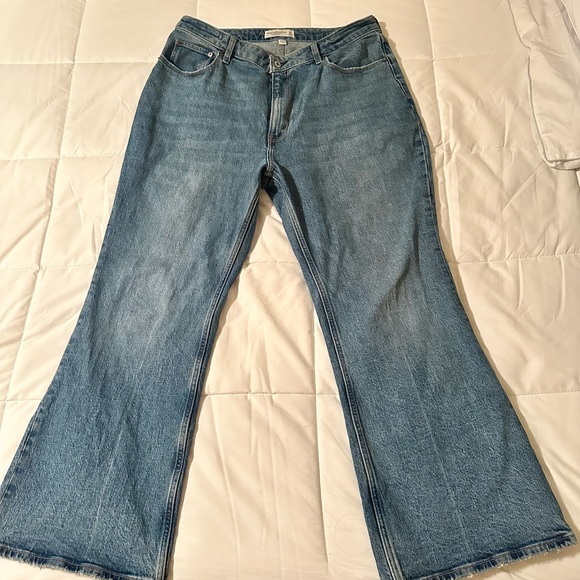 A&F Curve Love High Rise Vintage Flare Jean - Picture 3 of 6